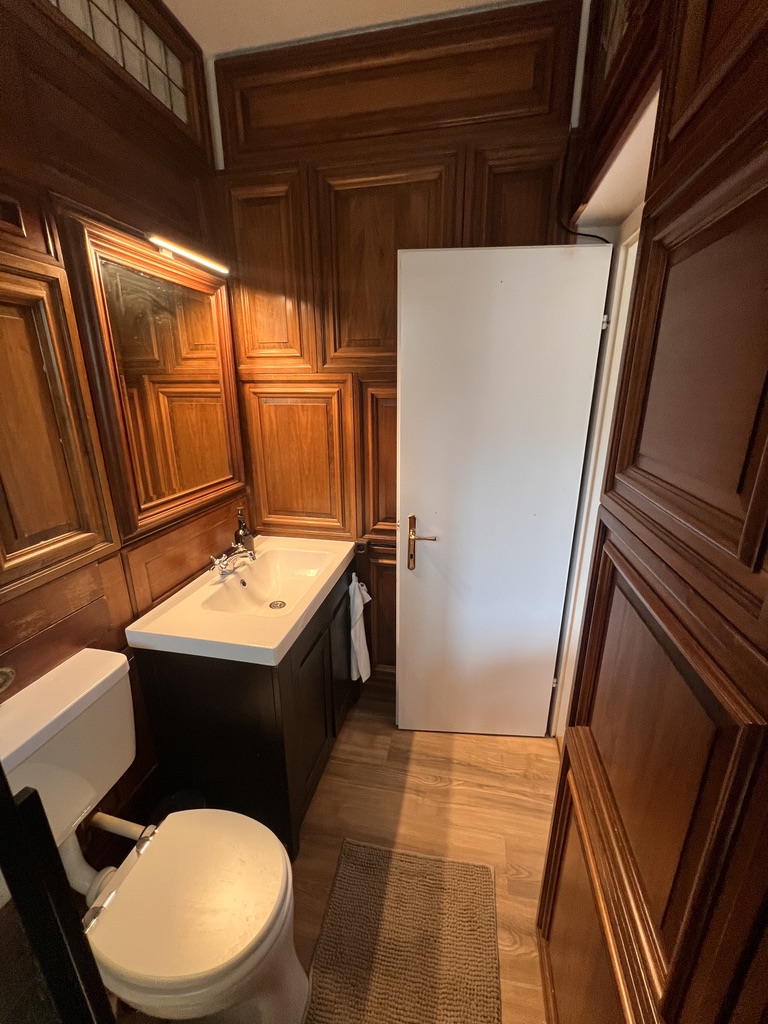 Bathroom with wood panelling, washbasin and mirror